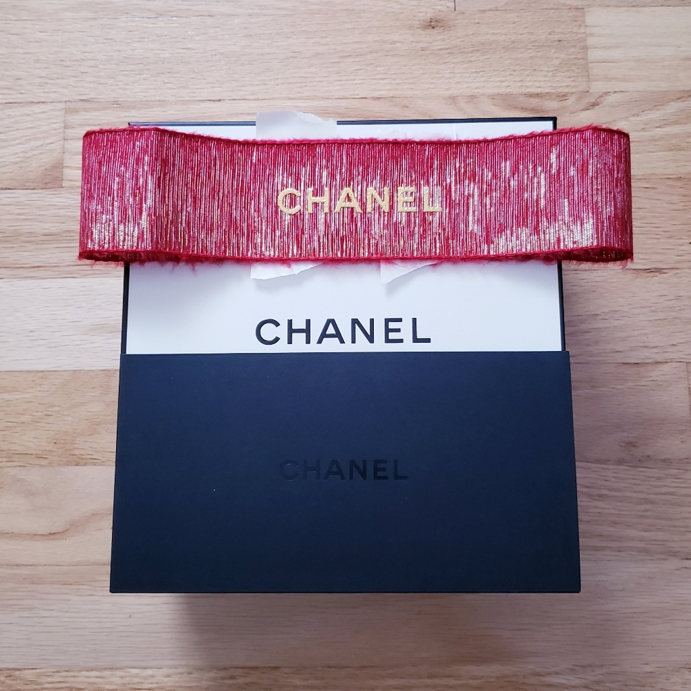Chanel Gift Box - Picture 4 of 9
